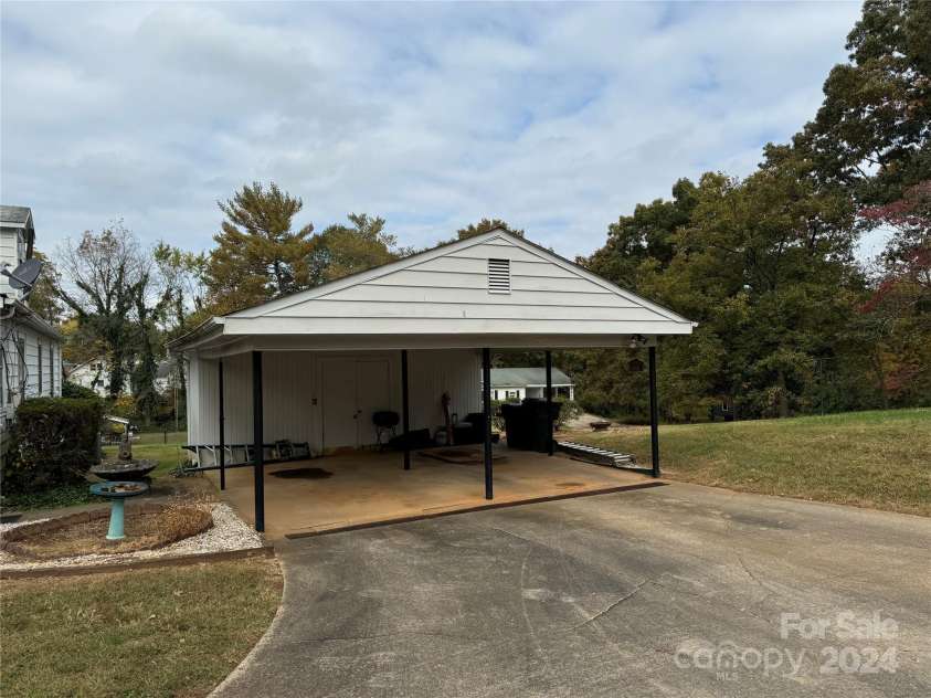 1716 3rd Street, Hickory, NC 28601.  MLS# CAR4201925, YatesRealty ID 3951. 