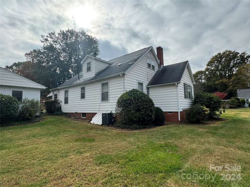 1716 3rd Street, Hickory, NC 28601.  MLS# CAR4201925, YatesRealty ID 3951. 