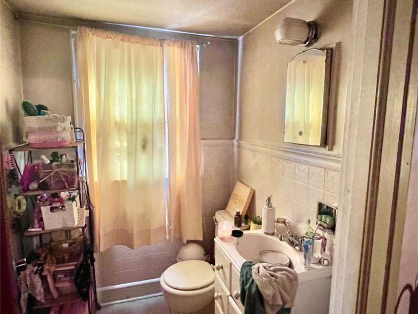 1716 3rd Street, Hickory, NC 28601.  MLS# CAR4201925, YatesRealty ID 3951. Upstairs bath