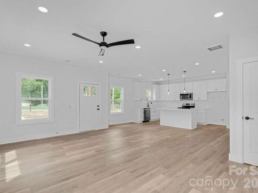502 Pine Street, Cherryville, NC 28021.  MLS# CAR4406767, YatesRealty ID 39515. 