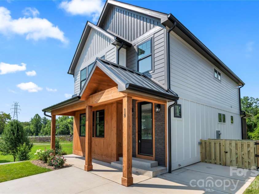 18 Martha Kate Drive, Hendersonville, NC 28792.  MLS# CAR4405948, YatesRealty ID 39516. 