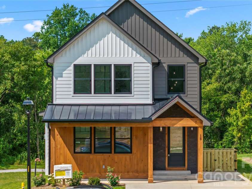 18 Martha Kate Drive, Hendersonville, NC 28792.  MLS# CAR4405948, YatesRealty ID 39516. 