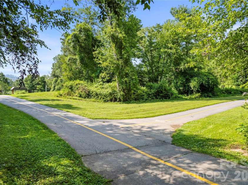18 Martha Kate Drive, Hendersonville, NC 28792.  MLS# CAR4405948, YatesRealty ID 39516. 