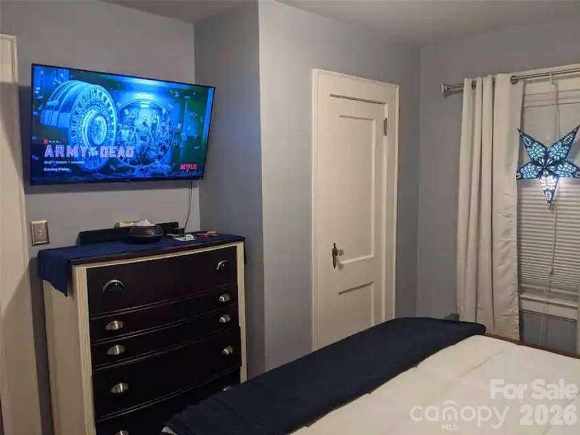 4033 Tyvola Road, Charlotte, NC 28208.  MLS# CAR4338292, YatesRealty ID 3952. 