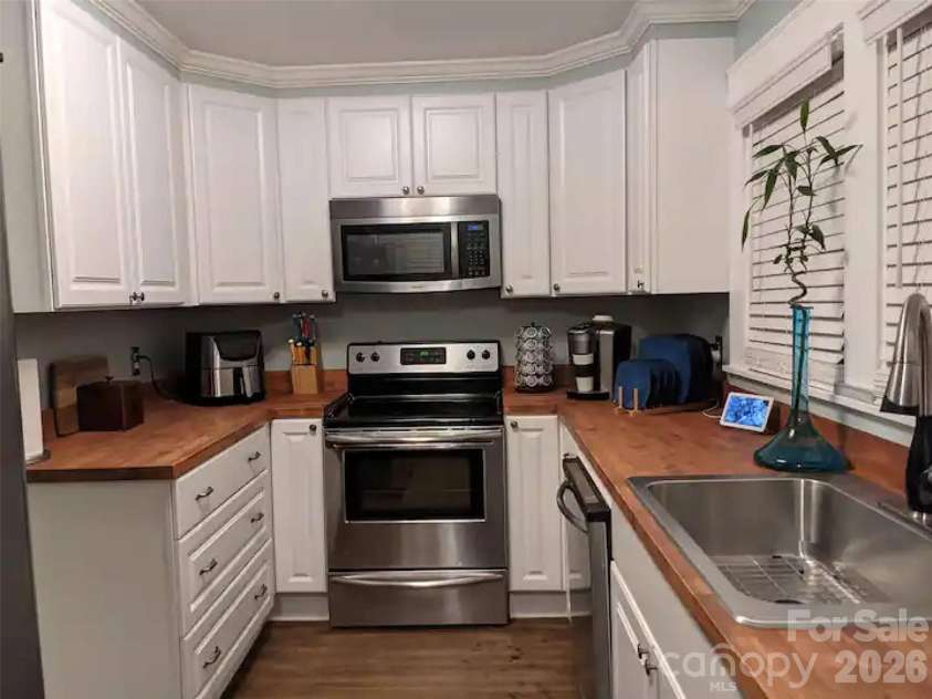 4033 Tyvola Road, Charlotte, NC 28208.  MLS# CAR4338292, YatesRealty ID 3952. 