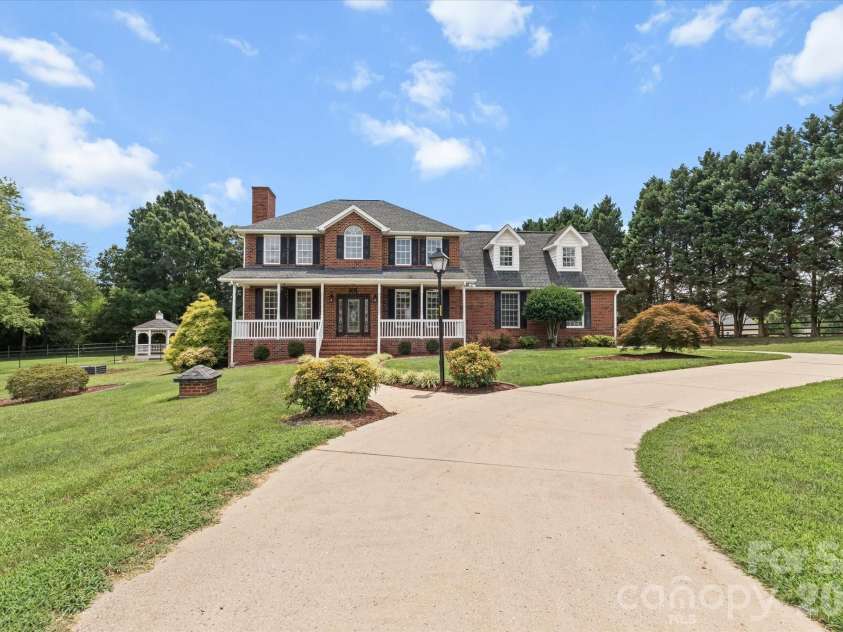 136 Summerchase Lane, Mooresville, NC 28117.  MLS# CAR4406653, YatesRealty ID 39521. 