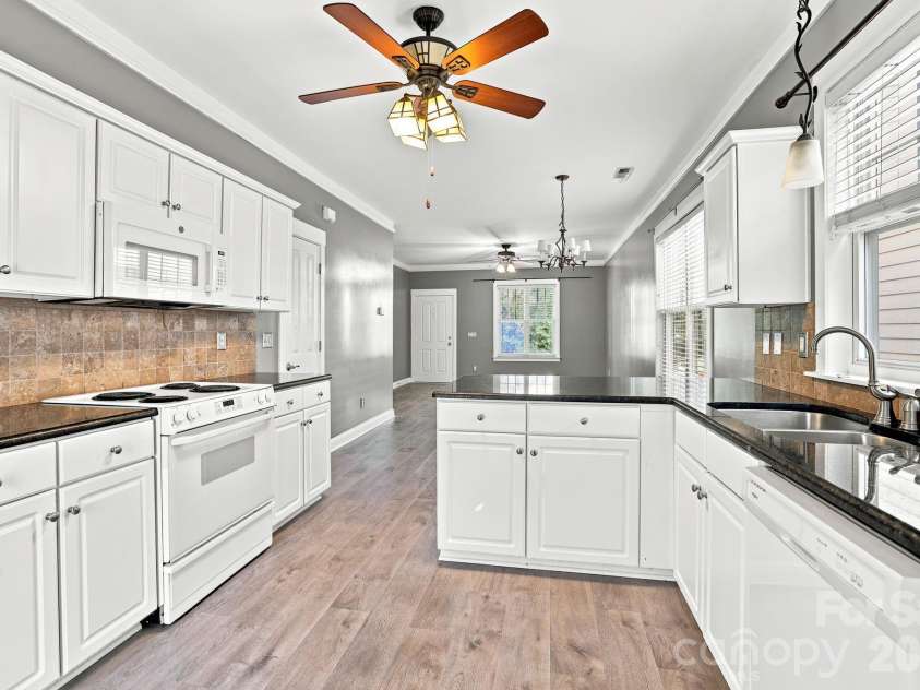 11209 Blue Cedar Lane, Charlotte, NC 28277.  MLS# CAR4402724, YatesRealty ID 39522. 