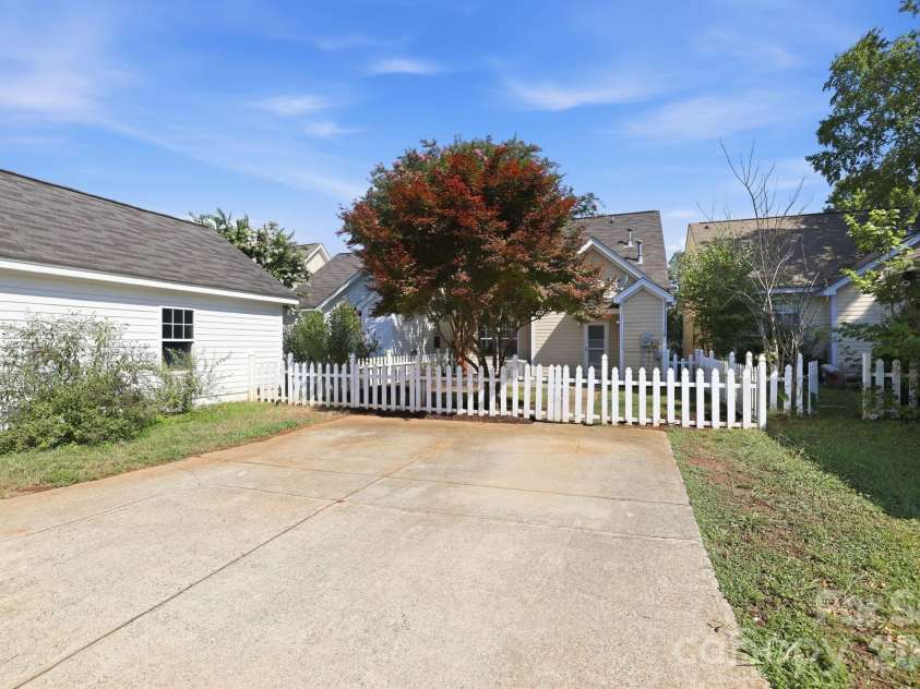 11209 Blue Cedar Lane, Charlotte, NC 28277.  MLS# CAR4402724, YatesRealty ID 39522. 