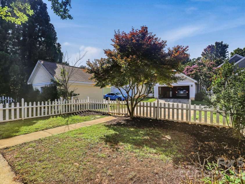 11209 Blue Cedar Lane, Charlotte, NC 28277.  MLS# CAR4402724, YatesRealty ID 39522. 