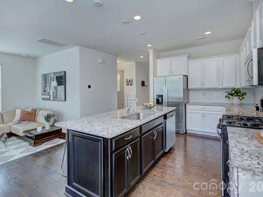 9257 Glenburn Lane, Charlotte, NC 28278.  MLS# CAR4403571, YatesRealty ID 39523. 