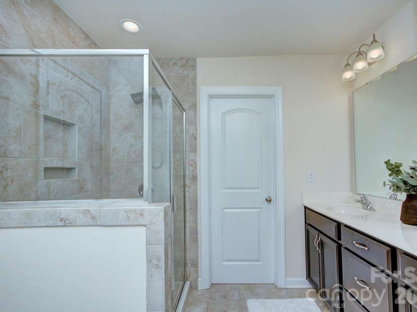 9257 Glenburn Lane, Charlotte, NC 28278.  MLS# CAR4403571, YatesRealty ID 39523. 