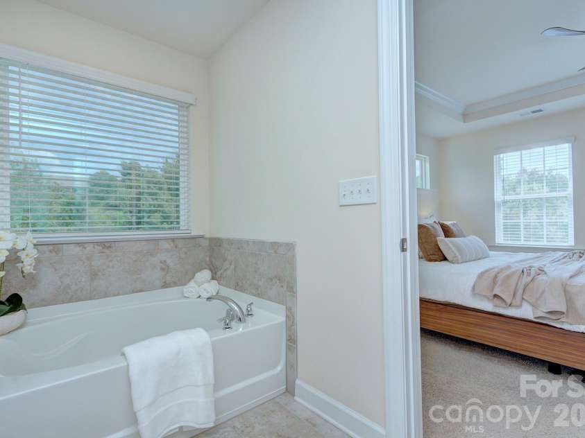 9257 Glenburn Lane, Charlotte, NC 28278.  MLS# CAR4403571, YatesRealty ID 39523. 