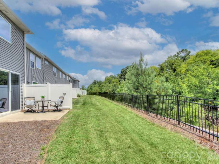 9257 Glenburn Lane, Charlotte, NC 28278.  MLS# CAR4403571, YatesRealty ID 39523. 