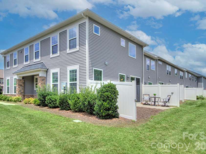 9257 Glenburn Lane, Charlotte, NC 28278.  MLS# CAR4403571, YatesRealty ID 39523. 