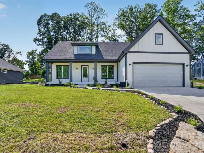 68 Point Hope Lane, Hendersonville, NC 28792.  MLS# CAR4405711, YatesRealty ID 39526. 