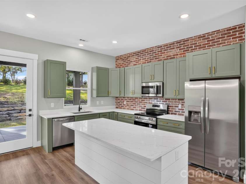 68 Point Hope Lane, Hendersonville, NC 28792.  MLS# CAR4405711, YatesRealty ID 39526. 