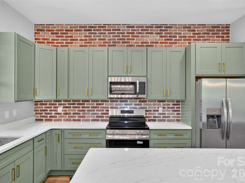 68 Point Hope Lane, Hendersonville, NC 28792.  MLS# CAR4405711, YatesRealty ID 39526. 