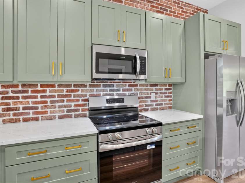 68 Point Hope Lane, Hendersonville, NC 28792.  MLS# CAR4405711, YatesRealty ID 39526. 