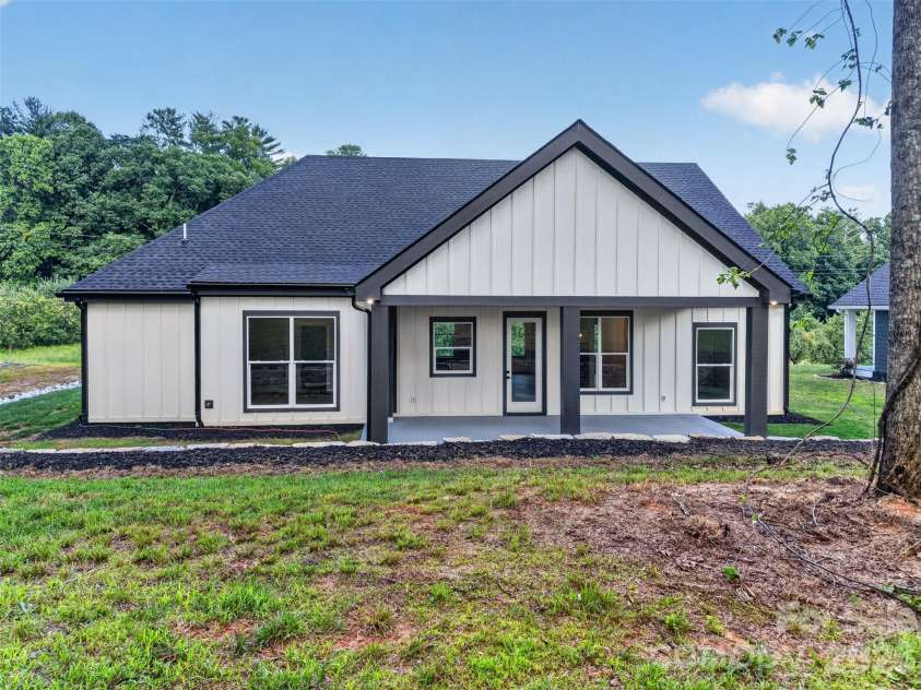 68 Point Hope Lane, Hendersonville, NC 28792.  MLS# CAR4405711, YatesRealty ID 39526. 