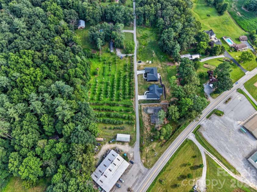 68 Point Hope Lane, Hendersonville, NC 28792.  MLS# CAR4405711, YatesRealty ID 39526. 