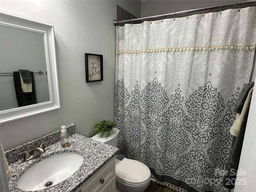 6050 White Plains Church Road, Pageland, SC 29728.  MLS# CAR4315623, YatesRealty ID 3953. Full hall bathroom with tub/shower combination
