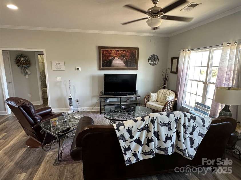 6050 White Plains Church Road, Pageland, SC 29728.  MLS# CAR4315623, YatesRealty ID 3953. Great room 