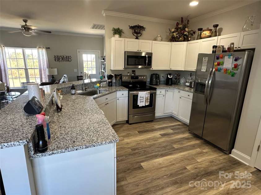 6050 White Plains Church Road, Pageland, SC 29728.  MLS# CAR4315623, YatesRealty ID 3953. Kitchen with granite counters, plenty of cabinets and stainless steel appliance. 