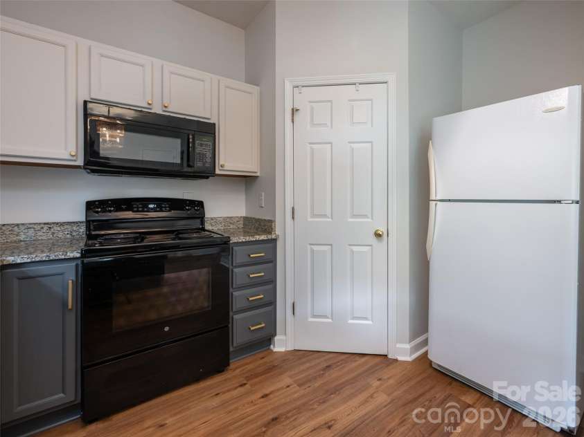 23 Scottish Circle, Asheville, NC 28803.  MLS# CAR4405916, YatesRealty ID 39530. 