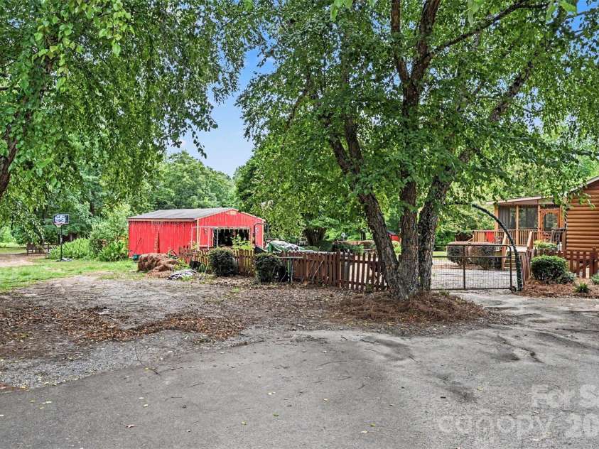 3999 Fincher Road, Matthews, NC 28104.  MLS# CAR4403875, YatesRealty ID 39532. 