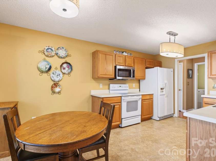 171 Running Briar Road, Fletcher, NC 28732.  MLS# CAR4403856, YatesRealty ID 39536. Eat in kitchen