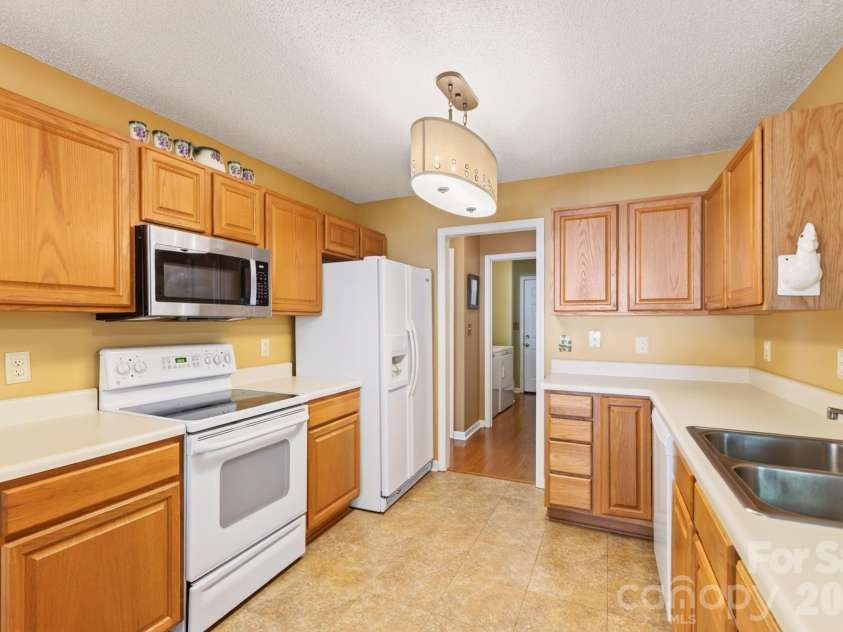171 Running Briar Road, Fletcher, NC 28732.  MLS# CAR4403856, YatesRealty ID 39536. Kitchen