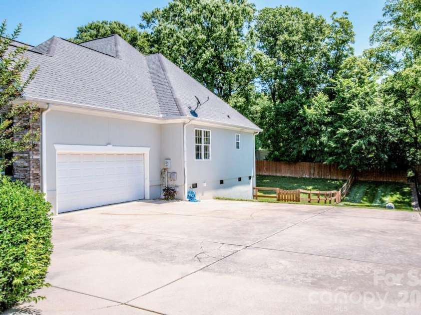 131 Gibbs Road, Mooresville, NC 28117.  MLS# CAR4387694, YatesRealty ID 39537. Side load garage