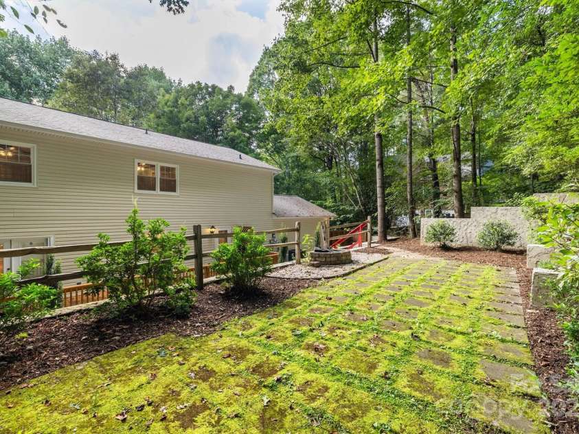 1026 Wellington Court, Lenoir, NC 28645.  MLS# CAR4296035, YatesRealty ID 3954. 