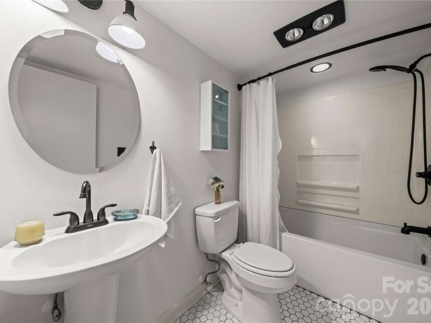 215 Riverview Terrace, Clover, SC 29710.  MLS# CAR4353494, YatesRealty ID 3954. Main floor full bathroom