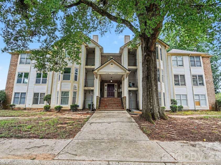 6260 Rosecroft Drive, Charlotte, NC 28215.  MLS# CAR4407169, YatesRealty ID 39540. 