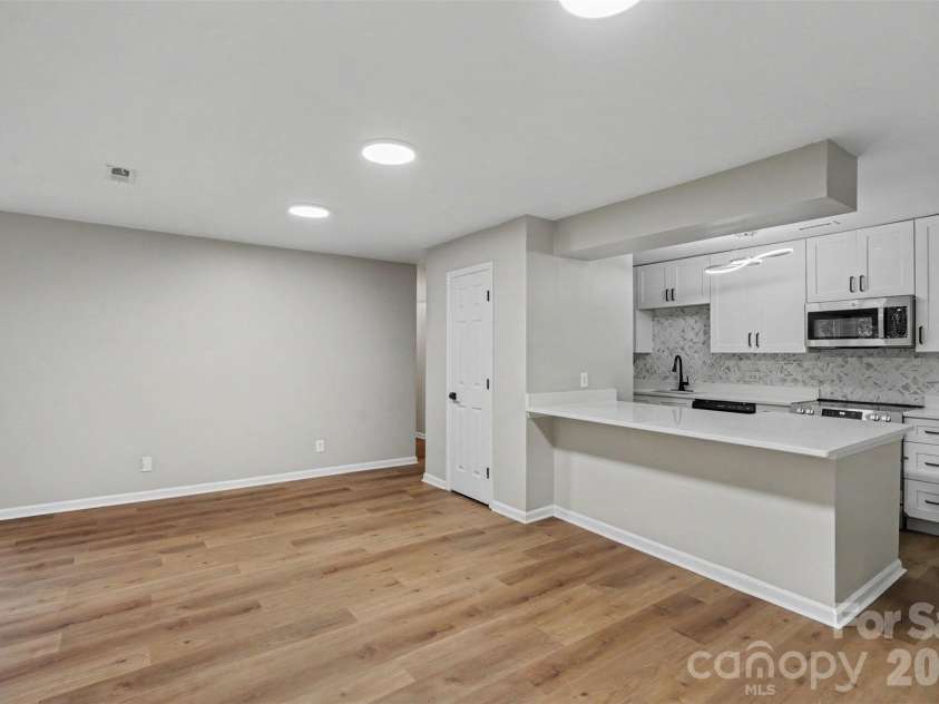 6260 Rosecroft Drive, Charlotte, NC 28215.  MLS# CAR4407169, YatesRealty ID 39540. 