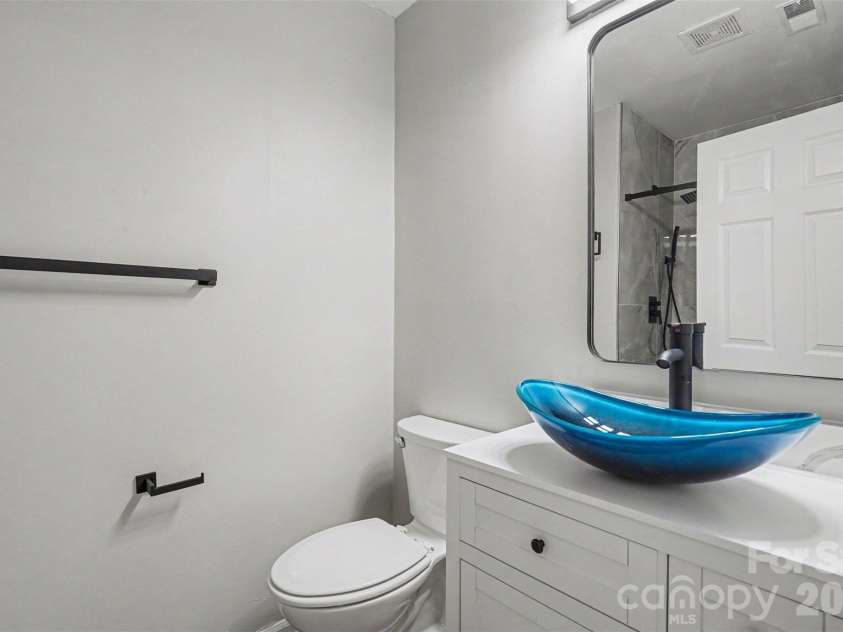 6260 Rosecroft Drive, Charlotte, NC 28215.  MLS# CAR4407169, YatesRealty ID 39540. 