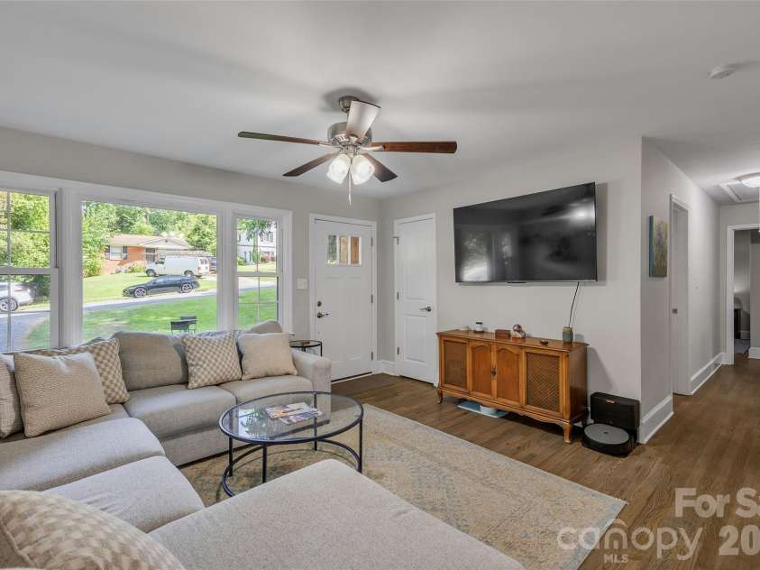 2213 Lanier Avenue, Charlotte, NC 28205.  MLS# CAR4406719, YatesRealty ID 39542. 
