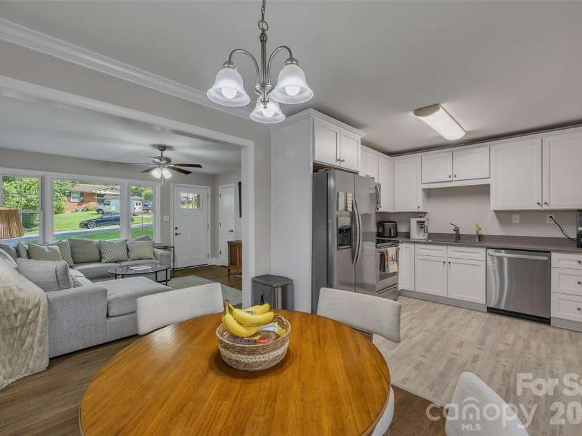 2213 Lanier Avenue, Charlotte, NC 28205.  MLS# CAR4406719, YatesRealty ID 39542. 