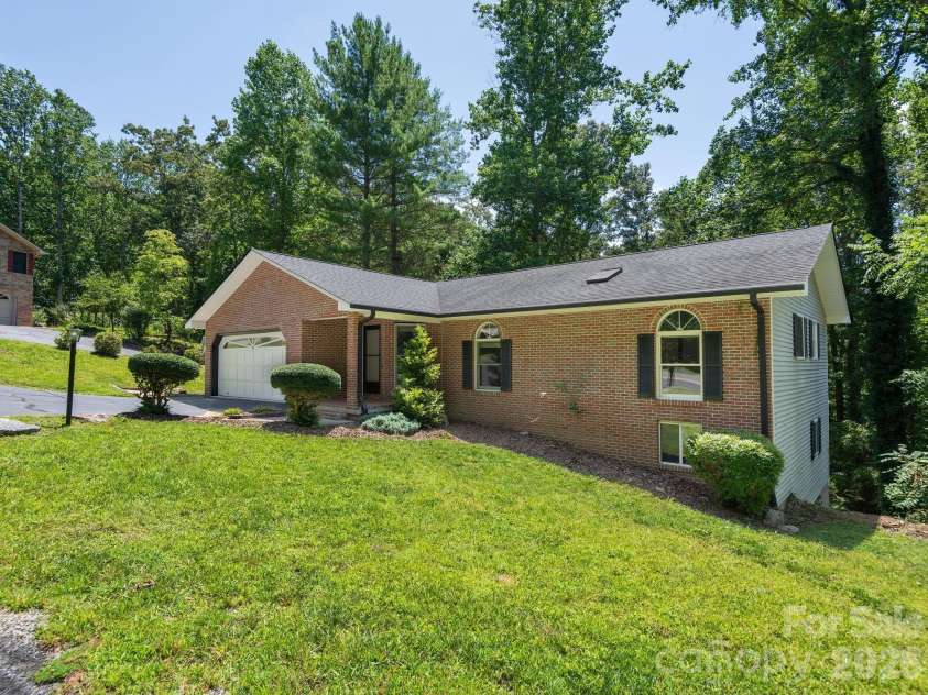19 Loggers Run, Hendersonville, NC 28739.  MLS# CAR4402682, YatesRealty ID 39545. 