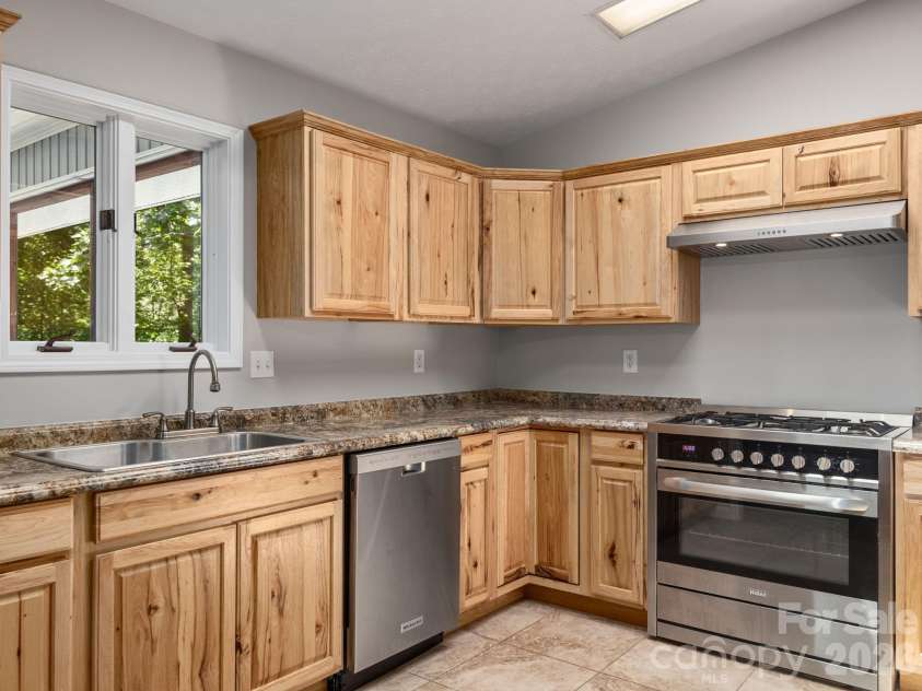 19 Loggers Run, Hendersonville, NC 28739.  MLS# CAR4402682, YatesRealty ID 39545. 