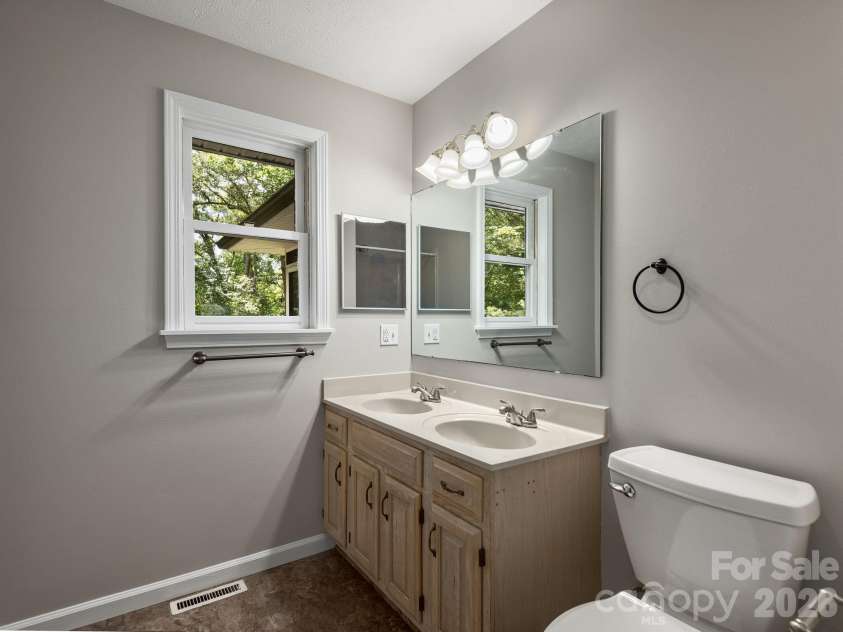 19 Loggers Run, Hendersonville, NC 28739.  MLS# CAR4402682, YatesRealty ID 39545. 