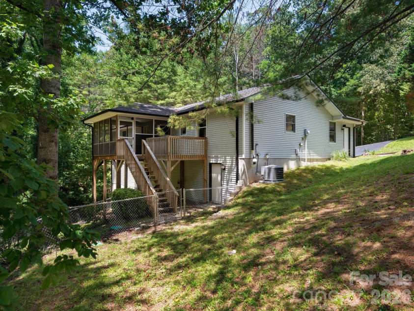 19 Loggers Run, Hendersonville, NC 28739.  MLS# CAR4402682, YatesRealty ID 39545. 