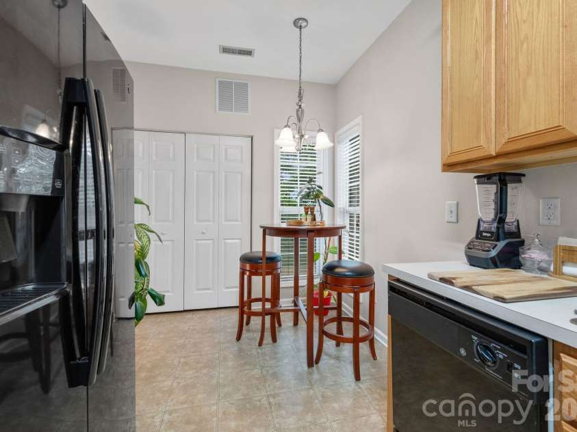 5757 Fox Ridge Lane, Winston Salem, NC 27104.  MLS# CAR4406995, YatesRealty ID 39550. 