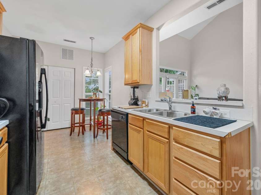 5757 Fox Ridge Lane, Winston Salem, NC 27104.  MLS# CAR4406995, YatesRealty ID 39550. 