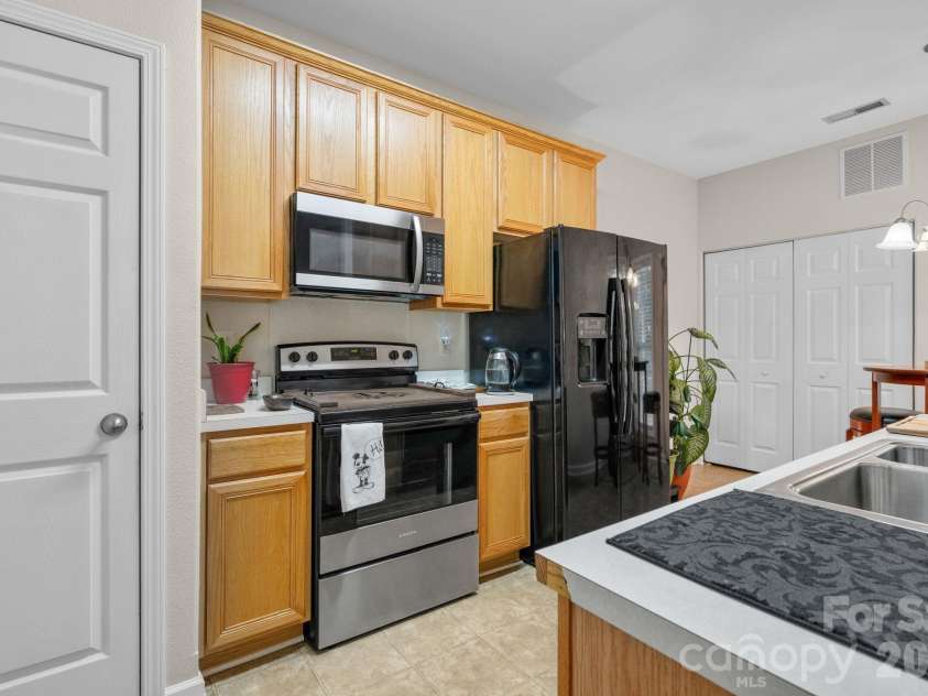 5757 Fox Ridge Lane, Winston Salem, NC 27104.  MLS# CAR4406995, YatesRealty ID 39550. 