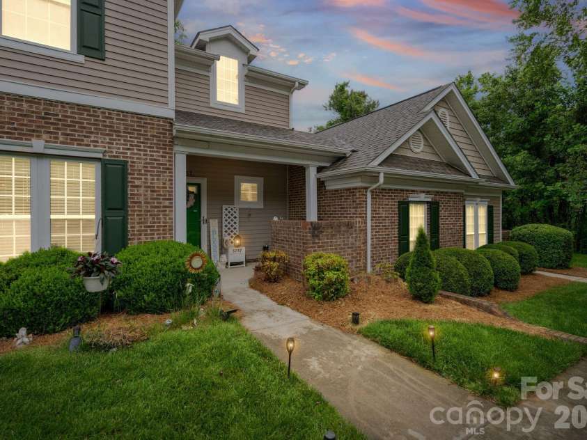 5757 Fox Ridge Lane, Winston Salem, NC 27104.  MLS# CAR4406995, YatesRealty ID 39550. 