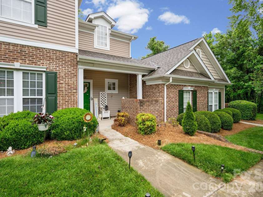 5757 Fox Ridge Lane, Winston Salem, NC 27104.  MLS# CAR4406995, YatesRealty ID 39550. 