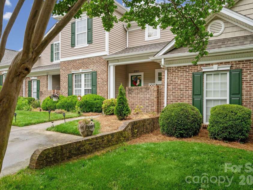 5757 Fox Ridge Lane, Winston Salem, NC 27104.  MLS# CAR4406995, YatesRealty ID 39550. 