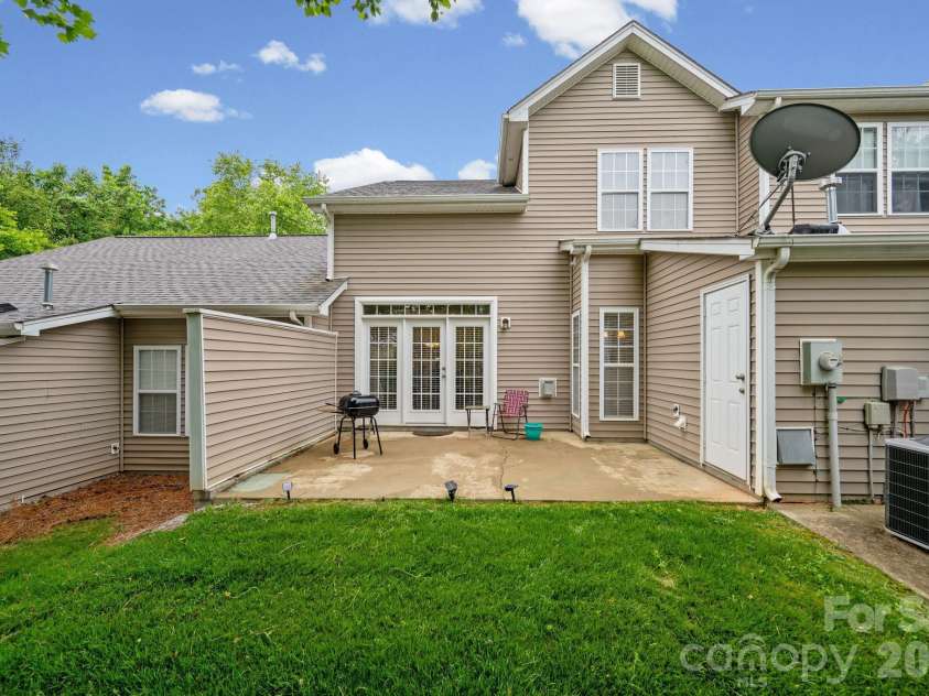 5757 Fox Ridge Lane, Winston Salem, NC 27104.  MLS# CAR4406995, YatesRealty ID 39550. 